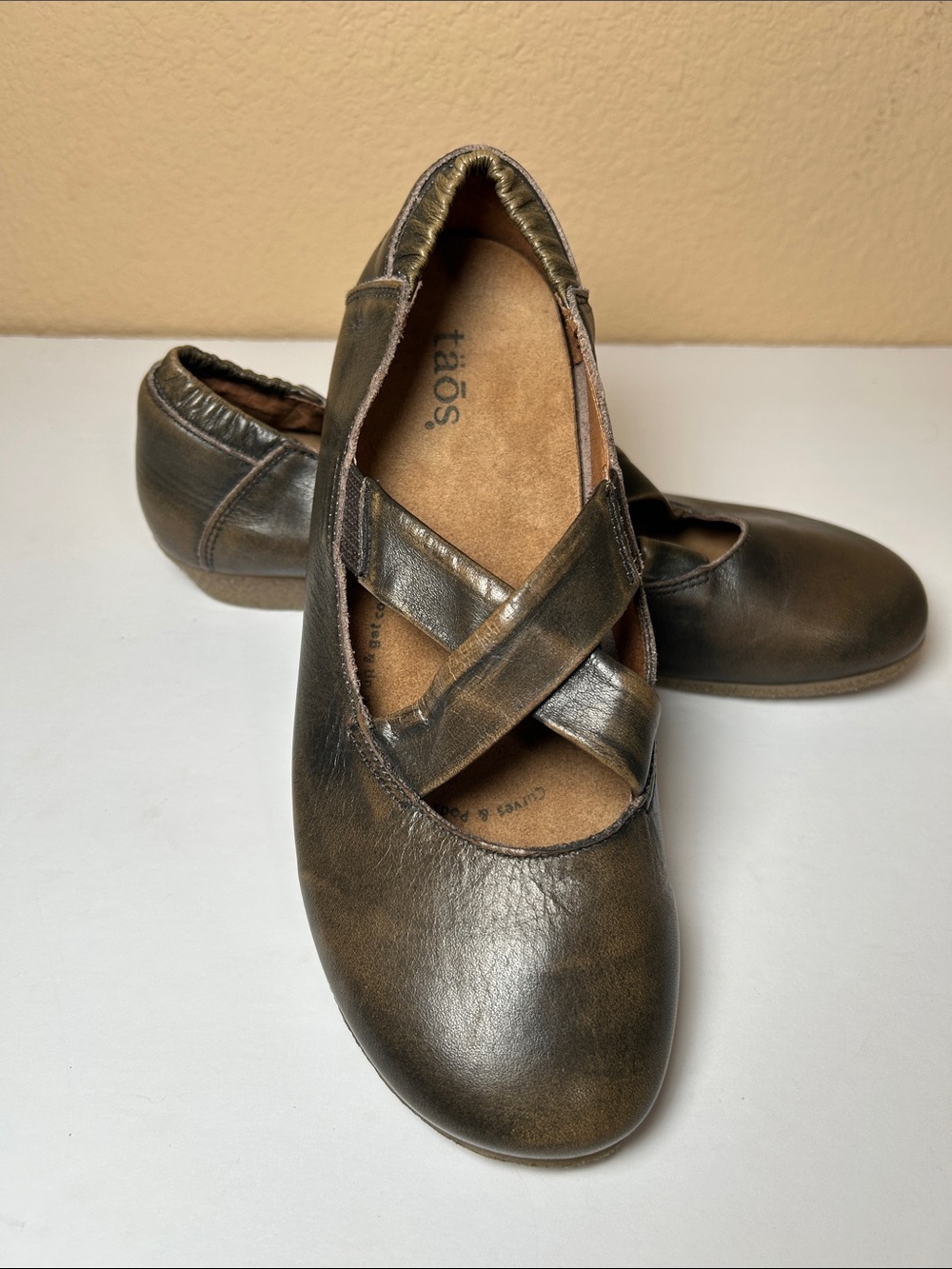 Taos Footwear Women's Metallic Bronze Crisscross Ballet Strap Flats